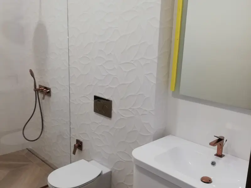 Завършена баня с монтирана санитария и смесители